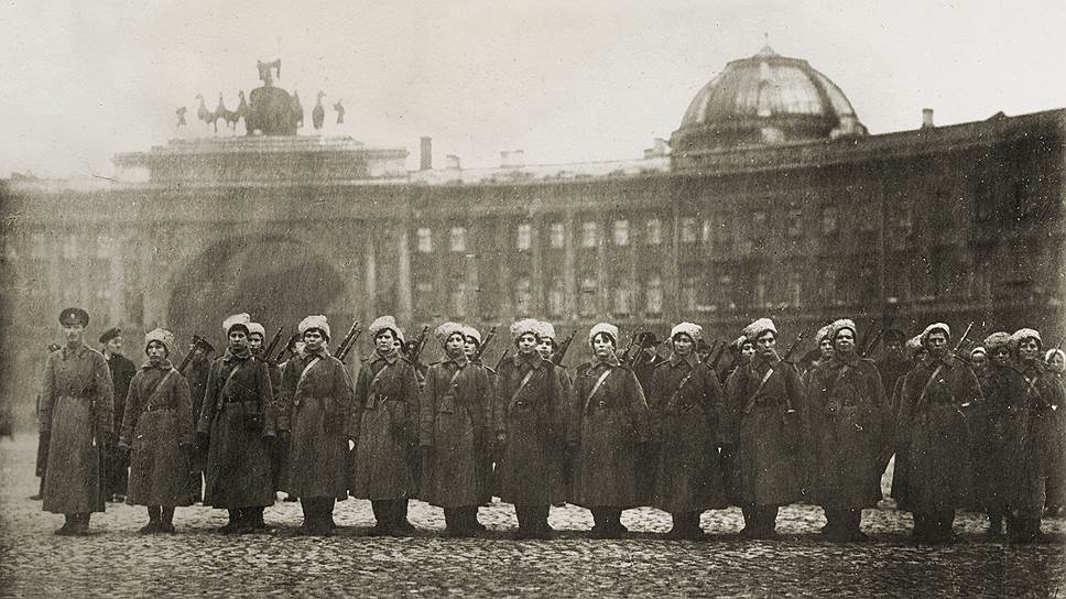 Женский батальон, охранявший Временное правительство во время взятия Зимнего дворца 
