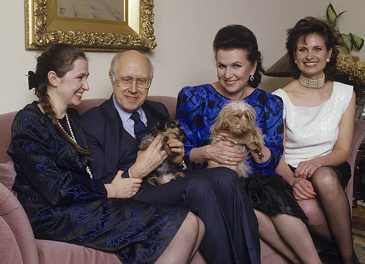 60-летний юбилей в Париже с семьей. Слева и справа от Мстислава Ростроповича и Галины Вишневской их дочери — Ольга и Елена 
