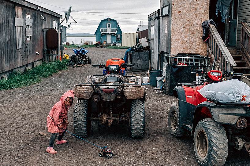 Четырехлетняя Лаверна играет со своей игрушечной машиной (деревня Кивалина) 
