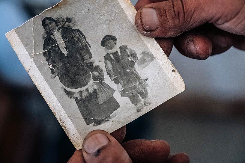 Местная жительница Эдвин Вейуанна демонстрирует фотографию своих предков