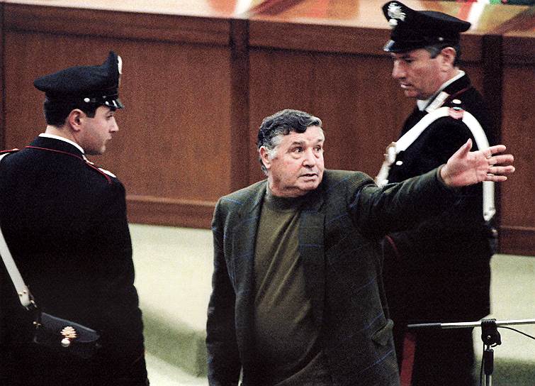 Тото Риина перед судом в Палермо, 1993 год. Впереди — 26 пожизненных приговоров и четверть века строгого режима 
