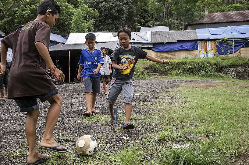 Жизнь в лагере идет своим чередом. Не обращая внимания на извержение Агунга, дети играют в футбол