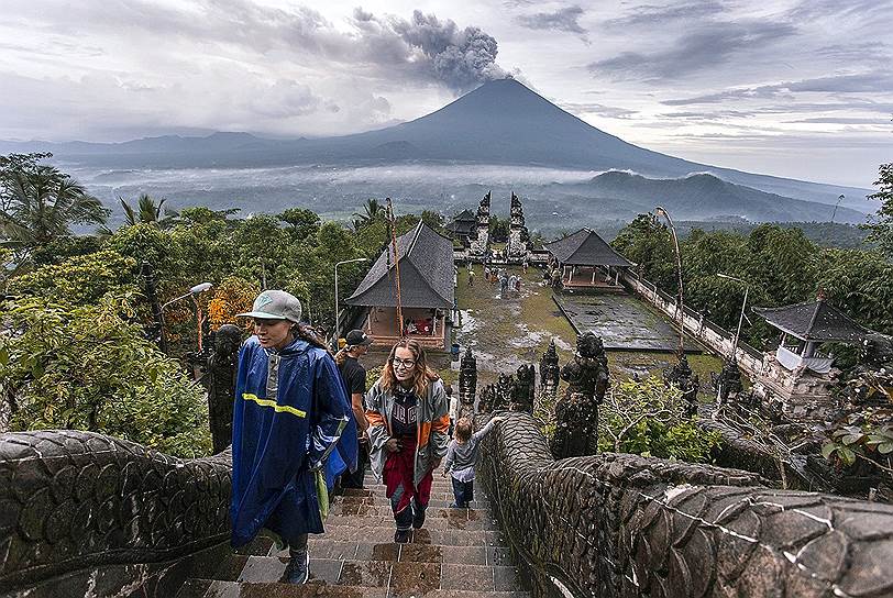 Священная гора Агунг — главный вулкан острова Бали извергается с 25 ноября