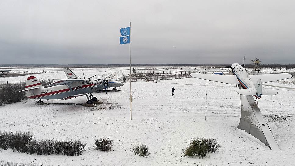 На этих самолетах выросло не одно поколение курсантов. На Ан-2 и Як-18-А уже не летают, а вот Л-410 (на заднем плане) по-прежнему самолет для выпускного курса 
