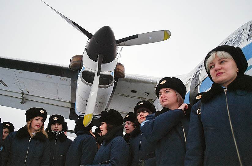 Селить курсантов стараются не только по полу, но и по возрасту. Половина курсанток — вчерашние школьницы, а другая половина — взрослые женщины с высшим образованием, детьми и опытом работы