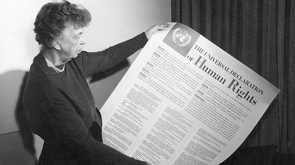 Элеонора Рузвельт, правозащитница и супруга американского президента Франклина Рузвельта, держит Всеобщую декларацию прав человека, разработанную специальным комитетом ООН под ее началом