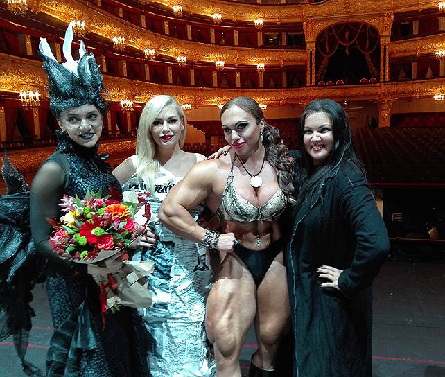 Наталия (вторая справа) сыграла на одной сцене с Анной Нетребко (первая справа) в опере Большого театра «Манон Леско», ей досталась роль «публичной женщины»