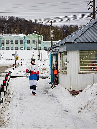 Каждый день несколько автобусов привозят в спортивную школу «Огонек» детей из небольшого моногорода Чусового, расположенного вокруг умирающего металлургического завода &lt;br>
На фото: серебряный и бронзовый призер первенства России среди юниоров по могулу Максим Латышев
