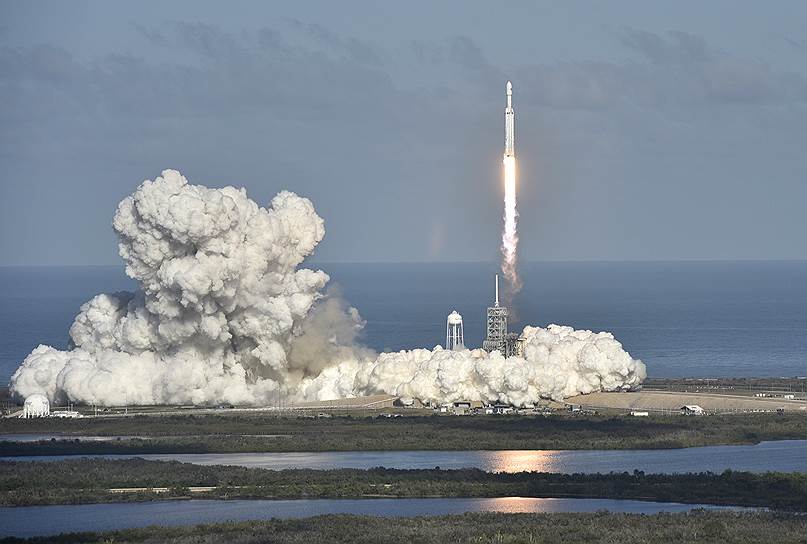 Трансляция запуска Falcon Heavy с космодрома на мысе Канаверал (Флорида, США) напоминала голливудский фильм 
