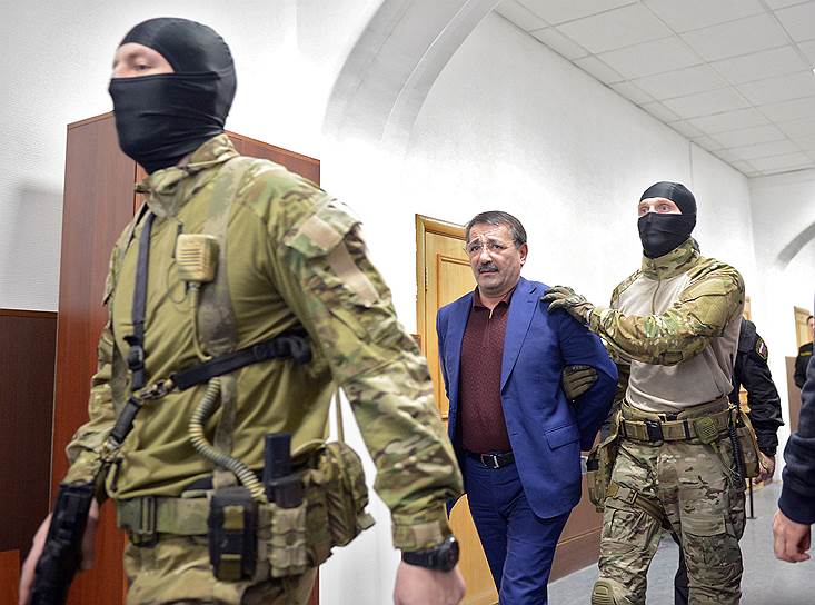 Бывший врио вице-премьера Дагестана Шамиль Исаев обвиняется в хищениях из бюджета. Задерживали его на родине, но уже доставили в Москву 
