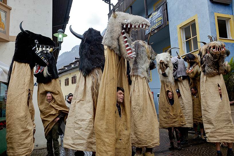 Другие ключевые фигуры карнавала — огромные клацающие зубами звери. Они гоняются за зрителями, щелкая челюстями 
