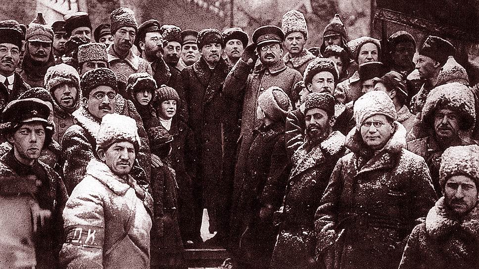 Так выглядел один из первых парадов в советской России: Владимир Ленин и Лев Троцкий (в центре) инспектируют &quot;красные отряды&quot; 
