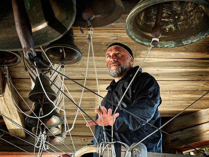 Игорь Хуттер — один из тех, кто в 1989 году возрождал в Кижах традиции колокольного звона. Он многократный победитель на российских конкурсах звонарей
