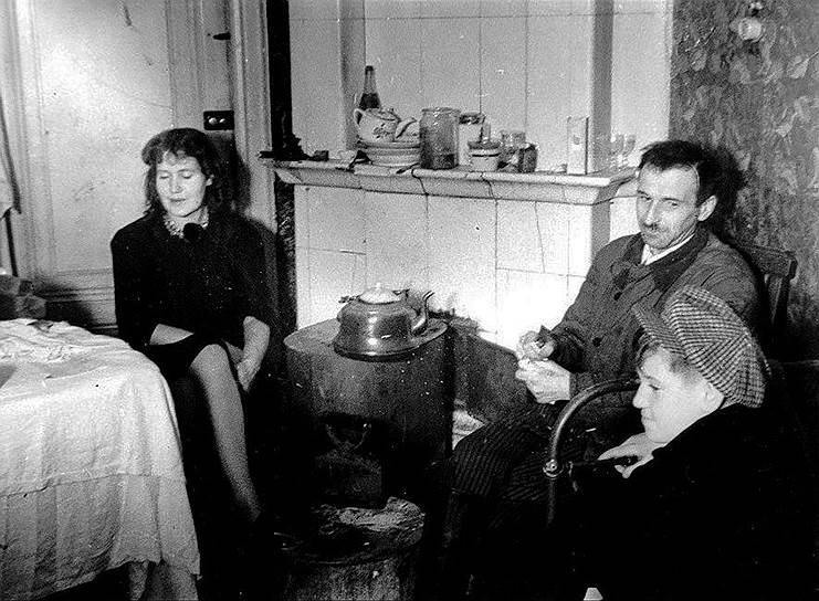 Георгий Траугот, его жена Вера Янова и десятилетний Александр Траугот. Блокада, Ленинград, 1941 год 
