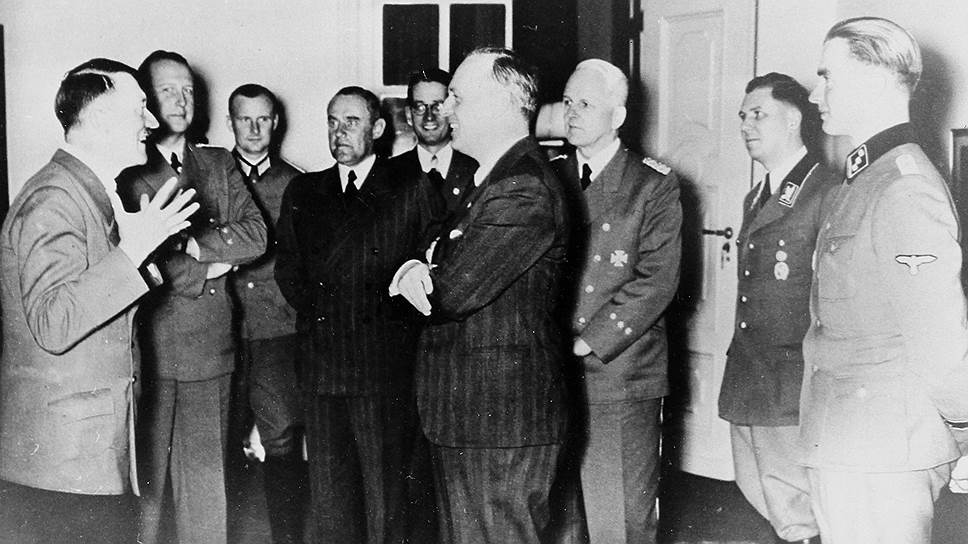 Адольф Гитлер и министр иностранных дел Германии фон Риббентроп. 24 августа 1939 года 
