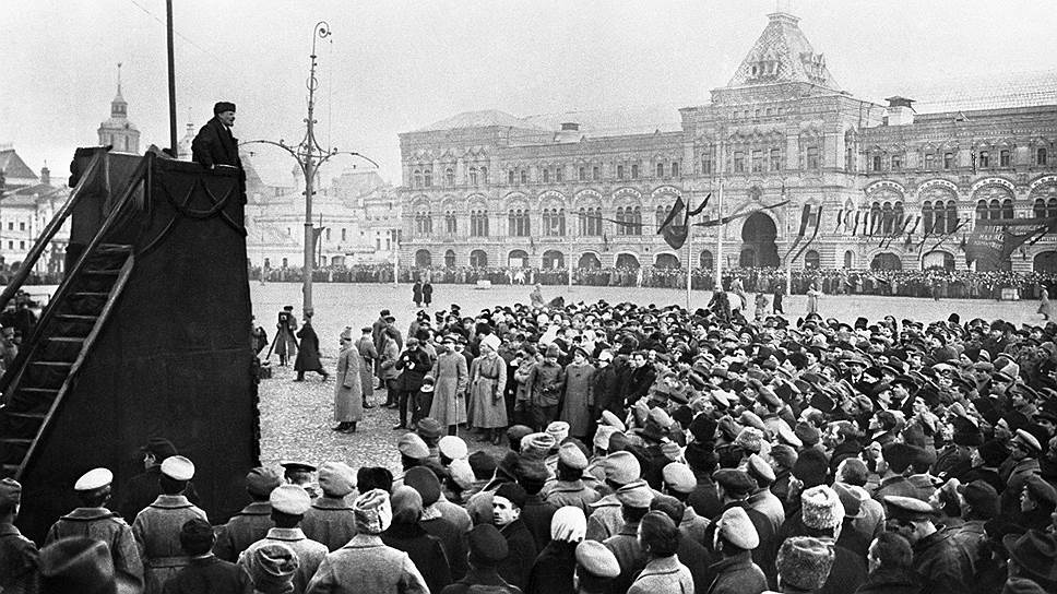 1-ю годовщину Октябрьской революции Владимир Ленин встретил не в Петрограде, а уже в Москве, на Красной площади 
