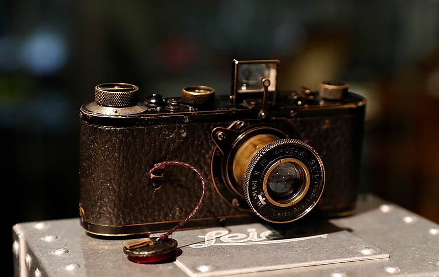Прототип камеры Leica 0 Series1923 года стал самой дорогой фотокамерой в мире — австрийский аукционный дом Westlicht Photographica Auction продал его за 2,95 млн долларов США. Всего было произведено 25 таких устройств, а в рабочем состоянии сегодня только три.