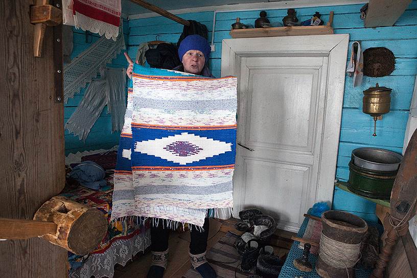 Надежда Семенова в своем музее поморского быта проводит мастер-классы по ткачеству
