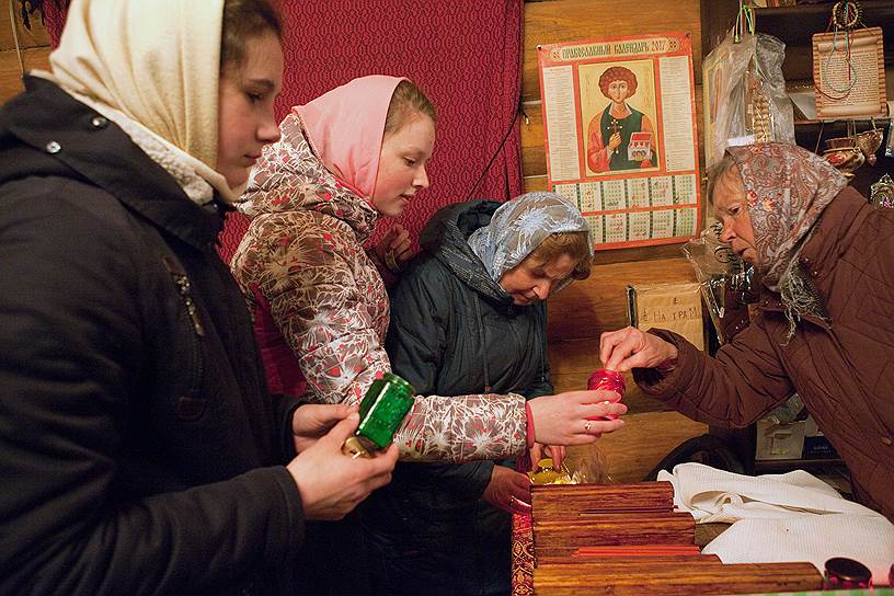 В поморском селе Нюхча, что в Карелии, жительницы присматривают за церковью Николая Чудотворца. Священник добирается до их мест время от времени
