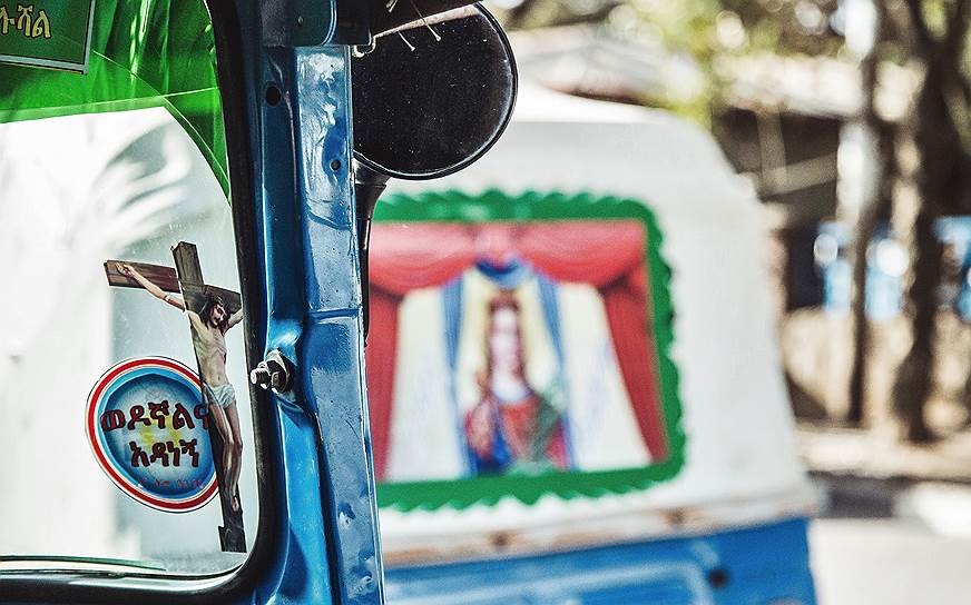В Эфиопии христианскими символами часто украшают автомобили и предметы повседневного быта 