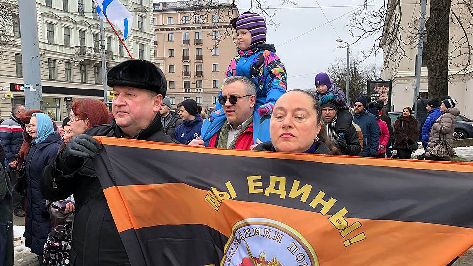 Участники акции в Риге против перевода школ национальных меньшинств на латышский язык 
