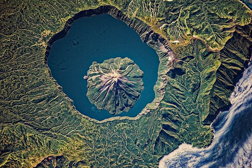 Вулкан Креницына — самый большой двухъярусный вулкан в мире, его высота достигает 1325 метров. Расположен он на Онекотане — одном из островов Курильского архипелага. Озеро, окружающее конус вулкана Креницына, называется Кольцевым, это самый глубокий пресный водоем Сахалинской области. Озеро обладает поистине «сильным» характером: высота его волн может достигать 3 метров!  
