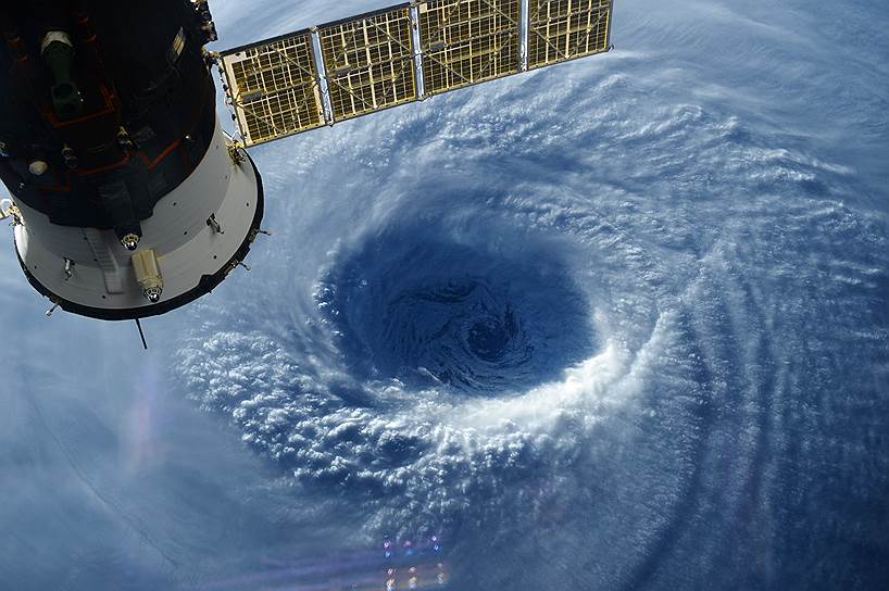 Взгляд внутрь урагана «Ирма». Октябрь 2017 года 
