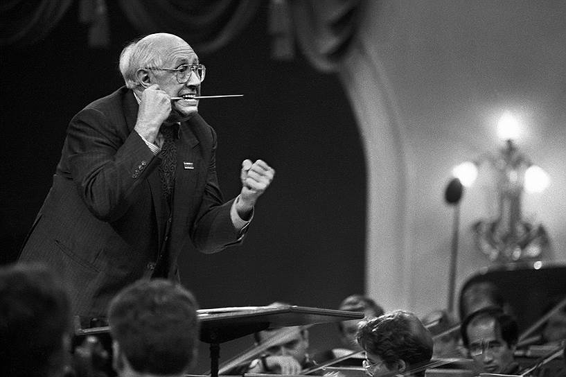 Мстислав Ростропович дирижирует Национальным симфоническим оркестром США во время гастролей в Москве. 1994 