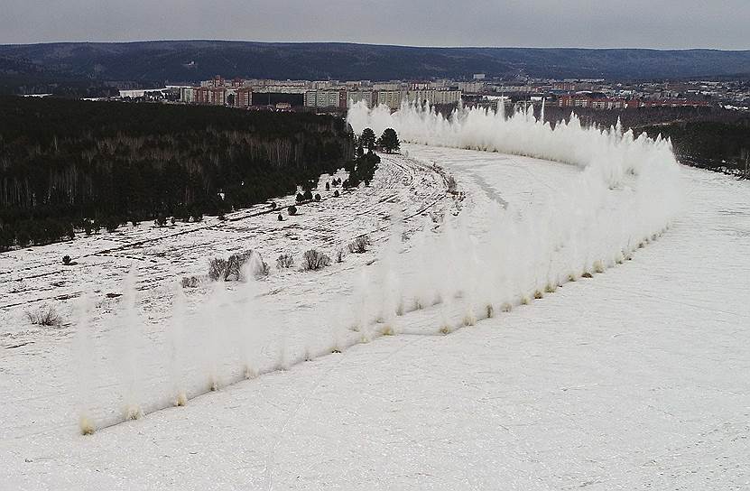 На реке Кан в Красноярском крае взрывают лед, чтобы ускорить его движение и избежать заторов в течении реки. Из-за них вода поднимается и может начаться наводнение 
