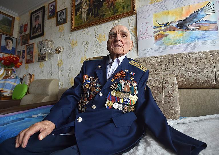 Последний раз Иван Антонович пилотировал самолет в качестве второго пилота на авиапразднике в Туле в 86 лет 
