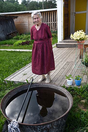 Александра Афанасьева живет в деревне Малодоры Устьянского района. Ей 93 года. Во время войны была сварщицей на заводе «Красная кузня». После победы работала в кузнице в Малодорах