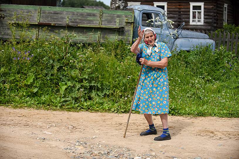 Аполлинария Козлова живет в деревне Едьма Устьянского района, в этом году ей исполняется 92 года. Во время войны выучилась на трактористку. После победы продолжала работать в колхозе