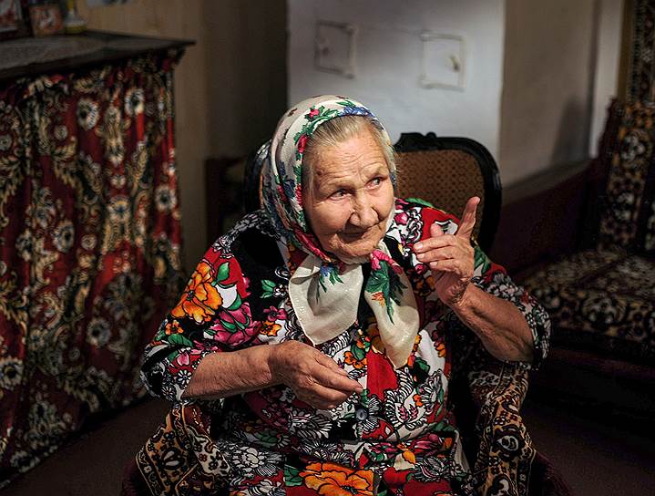 Александра Рогалева живет в Верколе Пинежского района. Ей 93 года. Во время войны была на лесозаготовках, после победы работала в колхозе. Вырастила шестерых детей