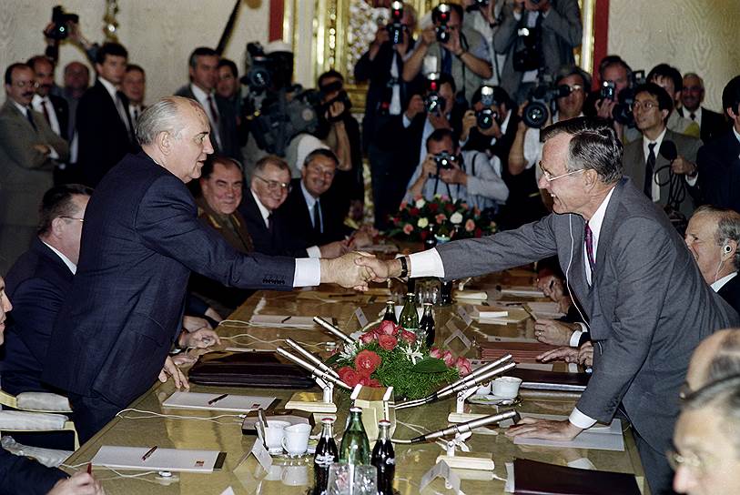 Президенты США и СССР Джордж Буш-старший (слева) и Михаил Горбачев