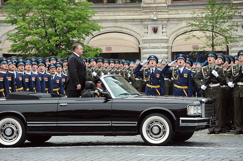 Москва, Красная площадь, 2012 год. Министр обороны России Анатолий Сердюков (в центре) принимает парад