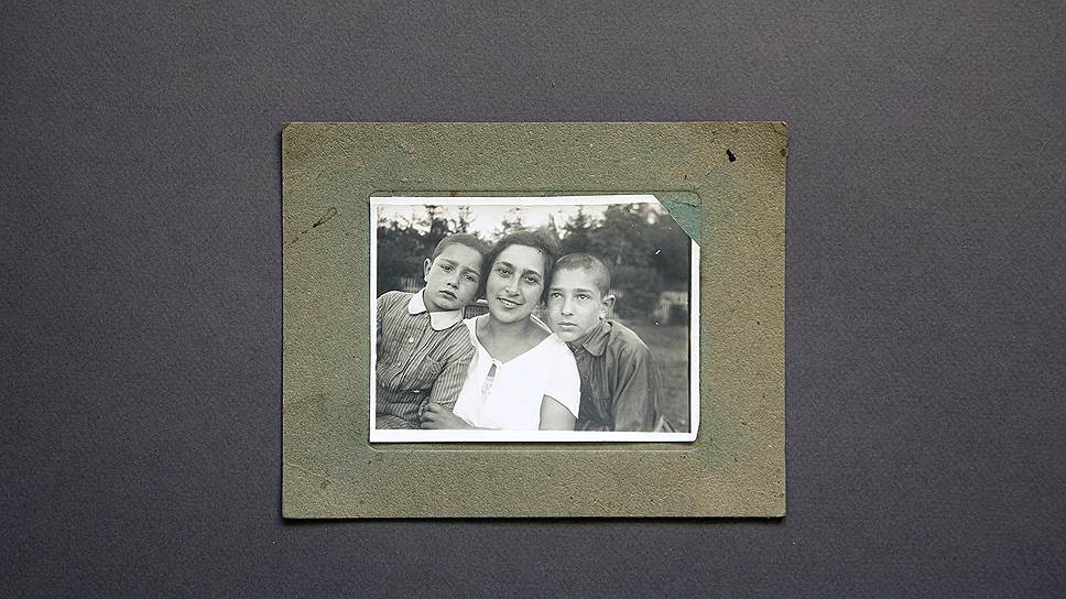 Лето 1928 года. Сергей (слева) с мамой и старшим братом Яковом на летнем отдыхе за городом