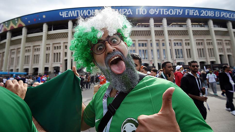 К подбору наряда этот футбольный фанат из Саудовской Аравии подошел с юмором, надев парик цветов национального флага. И даже крупное поражение его сборной в первом же матче не отменило веселья
