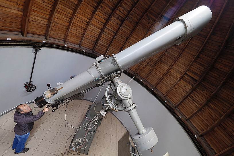 Этот телескоп — самый старый инструмент Пулковской обсерватории. Он исправно работает с 1893 года и до сих используется в астрометрии: с его помощью недавно открыли новую двойную звезду. Официально он называется «нормальный