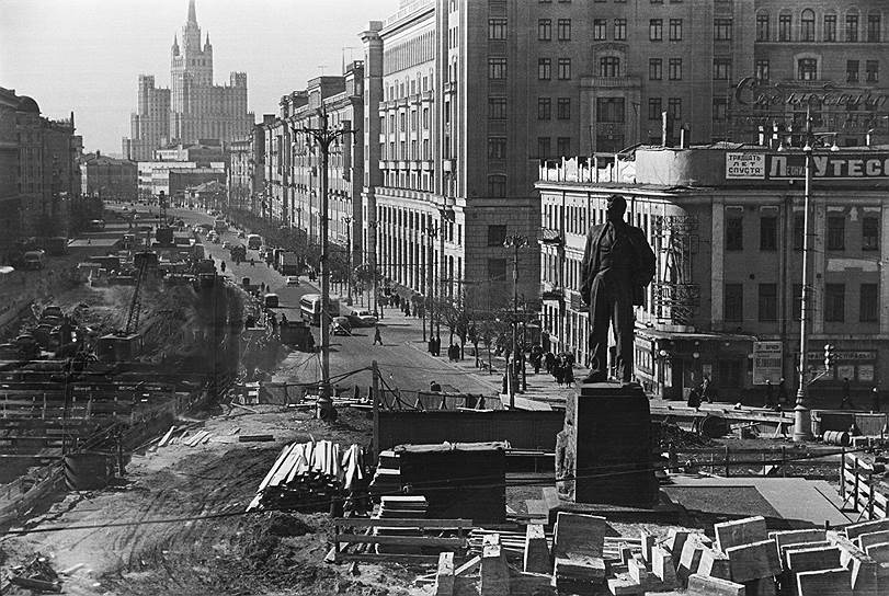 Строительство площади и памятника Маяковского. «Огонек», 1960 год