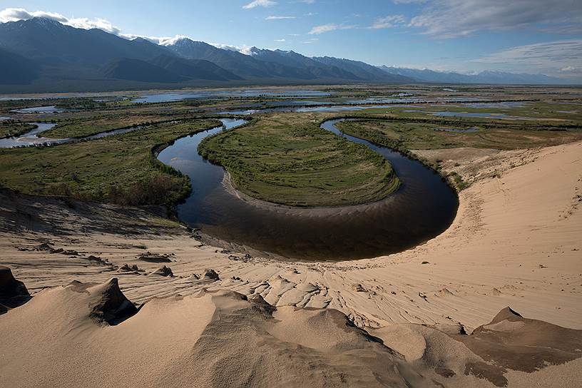 Песчаная дюна и подкова реки Аргада, притока Баргузина
