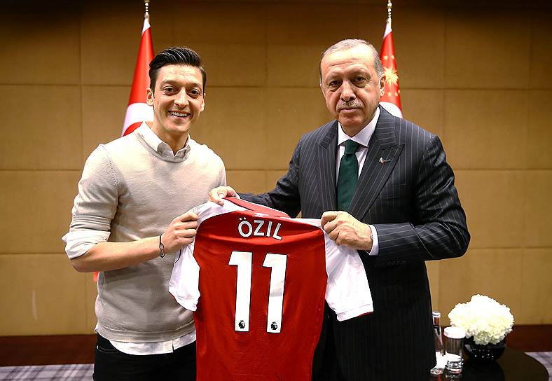А это то фото с президентом Турции, которое вызвало скандал в ФРГ: Озил дарит Эрдогану футболку, в которой играл за лондонский «Арсенал» в прошлом сезоне (в этом он сменил номер на свою любимую «десятку»)