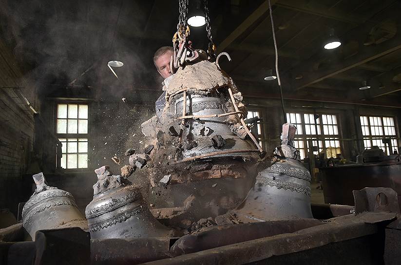 Из отливки выходит готовый колокол со всеми украшениями. Только что без языка
