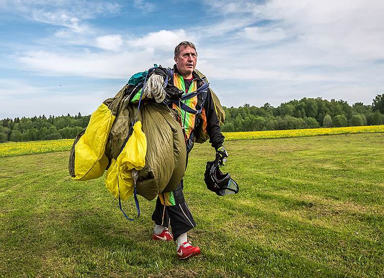 Дмитрий Антонов, 51 год, технолог. Парашютным спортом занимается 35 лет. 15 лет назад на 500-м прыжке при жестком приземлении ему оторвало ступню. После года, проведенного в больнице, вернулся на аэродром. В 2011 году начал заниматься групповой акробатикой в команде спортсменов-парашютистов с ограниченными возможностями