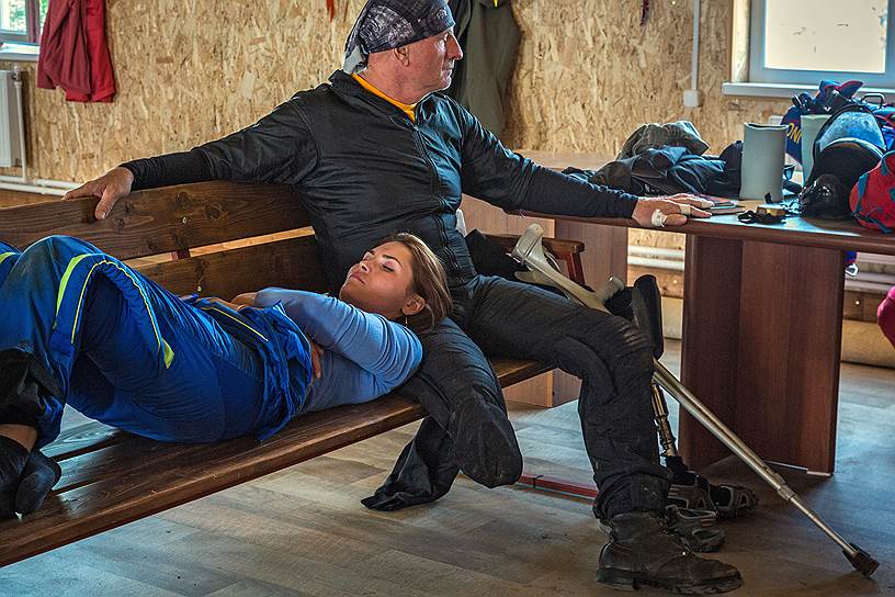 Парашютисты Владимир Глухов и Екатерина Плюснина отдыхают во время перерыва между прыжками