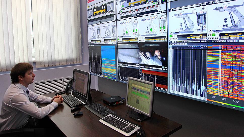 У диспетчера на мониторах отображается вся информация о работе шахт в реальном времени