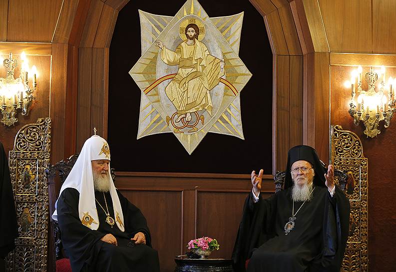 Московский патриарх Кирилл в выражениях оказался сдержаннее своего константинопольского собрата Варфоломея (справа)