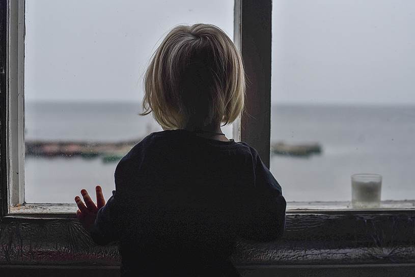 Маленький сын мастера Евгения Акиньхова Богдан смотрит на Белое море через окно