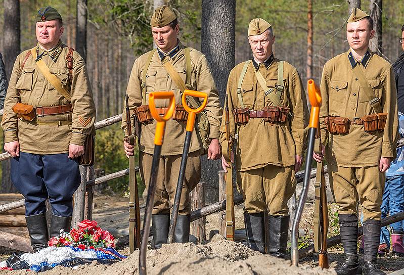 На церемонии захоронения. Земле предали останки 50 бойцов и командиров Красной Армии, павших при обороне Петрозаводска осенью 1941 года 