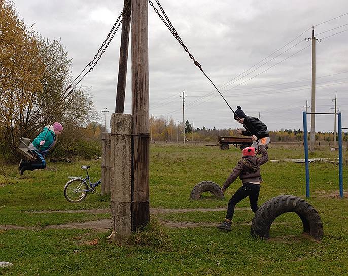 Дети играют в деревне Толмачи. Это центр Тверской Карелии