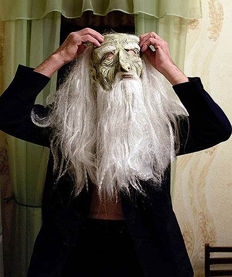 Николай из Толмачей пугает маской духа Кегри. А потом извиняется – «маски китайские, настоящие финны в 90-х скупили» 